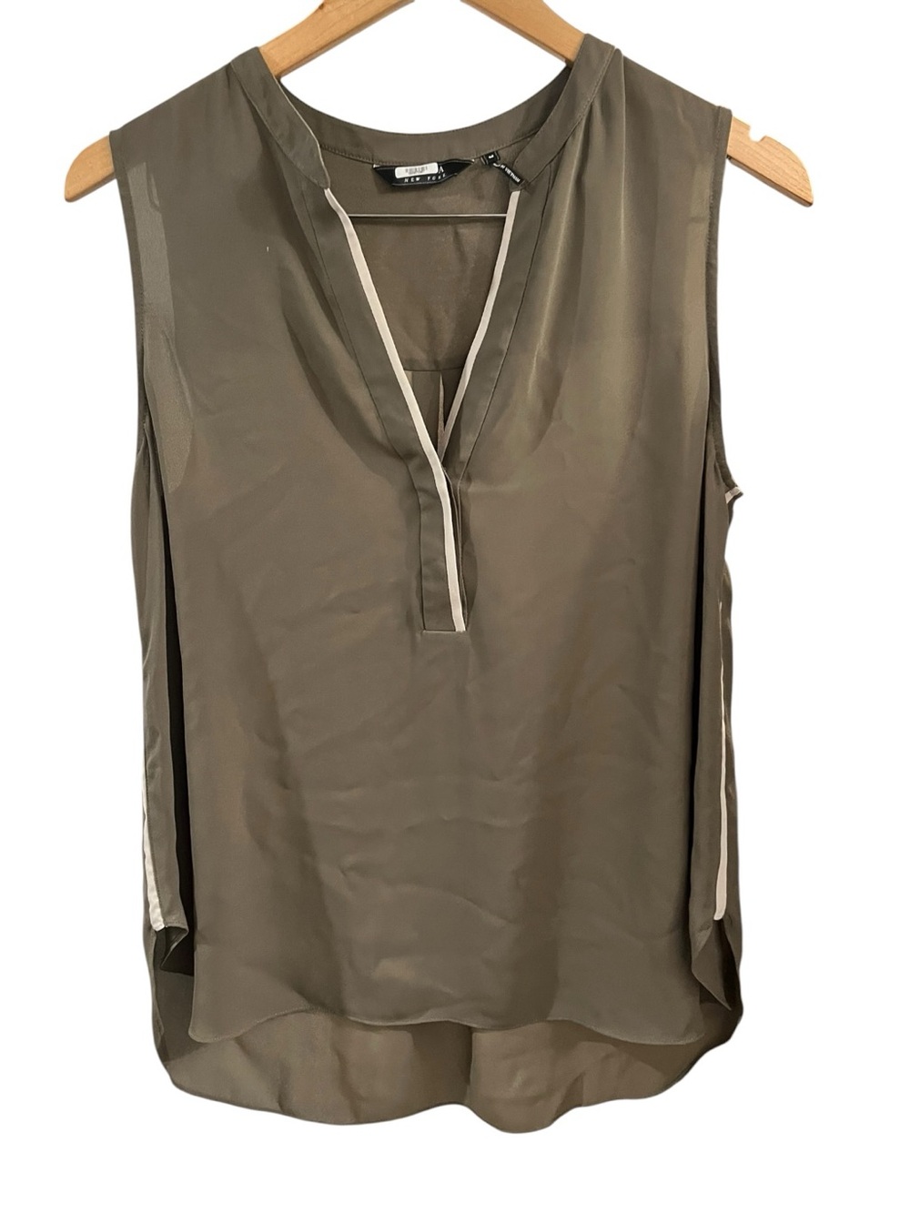 ZOA New York V-Neck Muscle Tee in Grey with Contrast Trim Excellent Condition M
